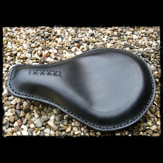 Solo Zadel Universeel Medium Black Stitching