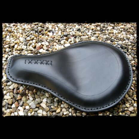 Solo Zadel Universeel Medium Black Stitching