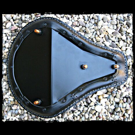 Solo Zadel Universeel Medium Black Stitching